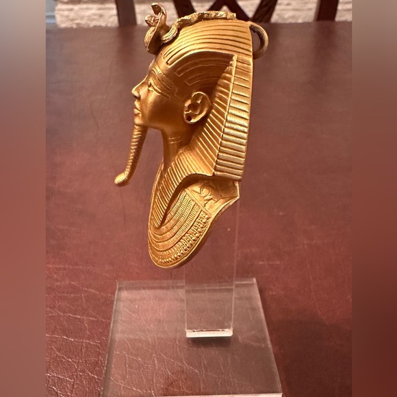 Gold plated King Tut mask pendant on plexiglass stand, 1976, Vintage - Picture 4 of 7